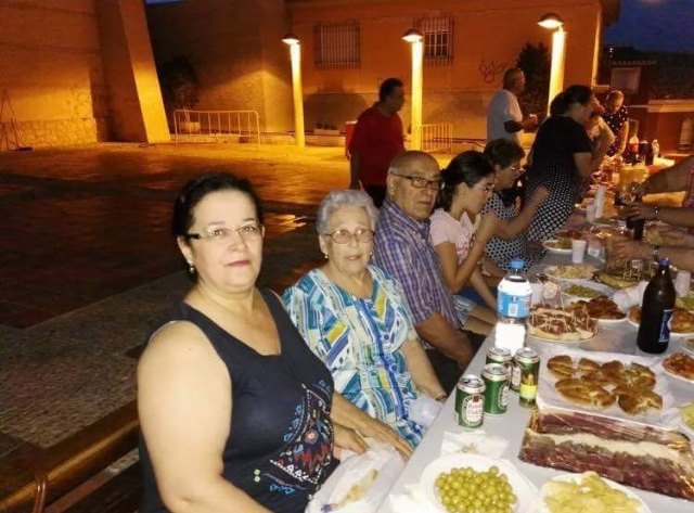 Vecinos y amigos del barrio de San Roque se junta en convivencia para celebrar el da de su patrn - 15
