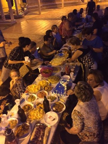 Vecinos y amigos del barrio de San Roque se junta en convivencia para celebrar el da de su patrn - 16