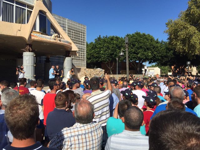 El alcalde de Totana con los agricultores murcianos ante la Asamblea Regional en Cartagena - 1
