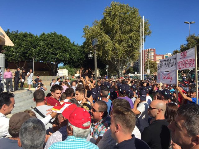 El alcalde de Totana con los agricultores murcianos ante la Asamblea Regional en Cartagena - 2