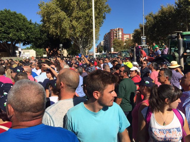 El alcalde de Totana con los agricultores murcianos ante la Asamblea Regional en Cartagena - 4