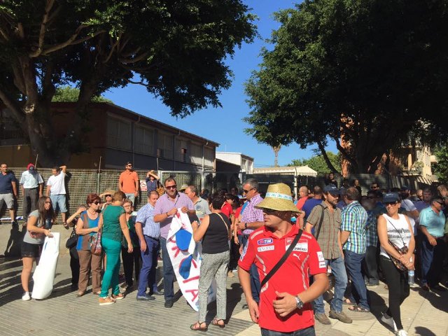 El alcalde de Totana con los agricultores murcianos ante la Asamblea Regional en Cartagena - 5