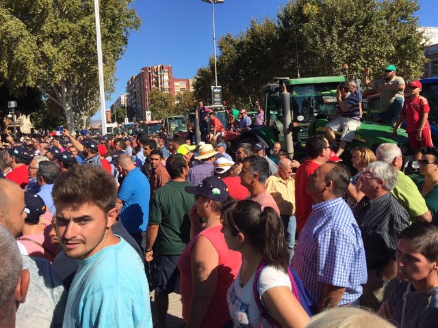 El alcalde de Totana con los agricultores murcianos ante la Asamblea Regional en Cartagena - 8