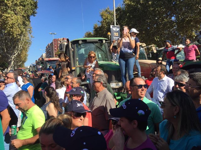 El alcalde de Totana con los agricultores murcianos ante la Asamblea Regional en Cartagena - 17