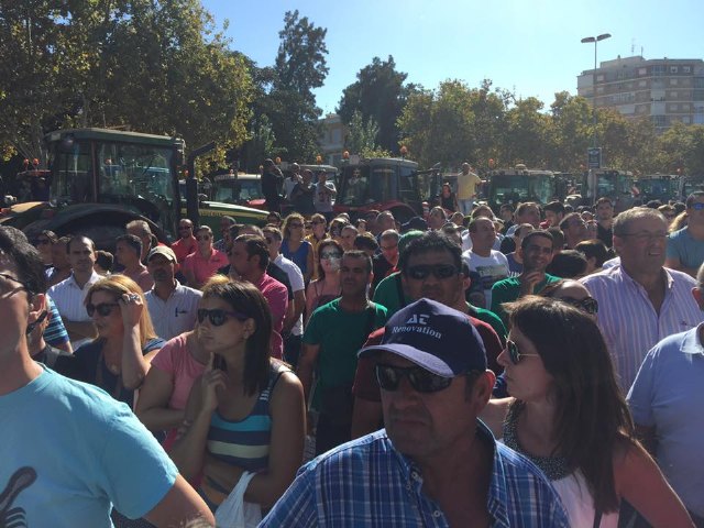 El alcalde de Totana con los agricultores murcianos ante la Asamblea Regional en Cartagena - 19