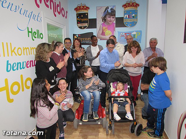 Perea, exjugador del Atltico de Madrid, visit la sede de Dgenes y AELIP - 10