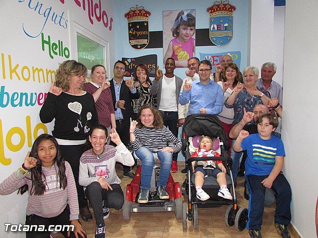 Perea, exjugador del Atltico de Madrid, visit la sede de Dgenes y AELIP - 9