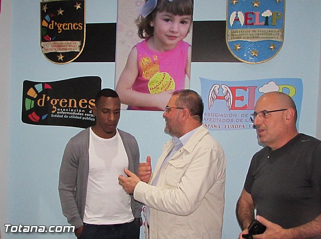 Perea, exjugador del Atltico de Madrid, visit la sede de Dgenes y AELIP - 11