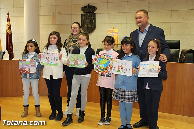 Entregan los premios del XIV Concurso de Dibujo sobre los Derechos del Niño - 8