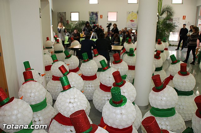 Presentan los muñecos que han realizado los usuarios del Centro de Da de Enfermedad Mental de Totana con motivo de la Navidad - 10