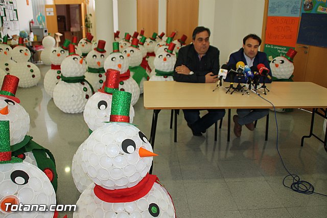 Presentan los muñecos que han realizado los usuarios del Centro de Da de Enfermedad Mental de Totana con motivo de la Navidad - 2