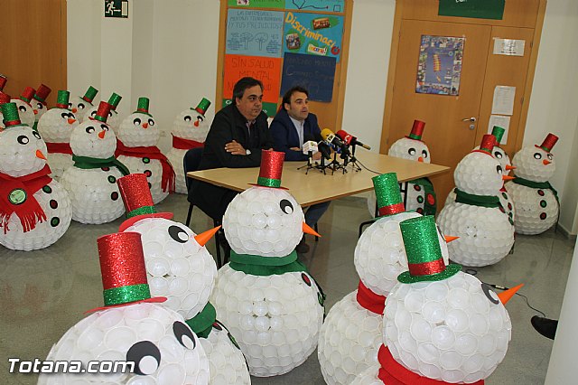 Presentan los muñecos que han realizado los usuarios del Centro de Da de Enfermedad Mental de Totana con motivo de la Navidad - 3