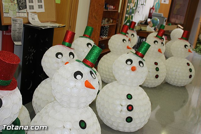 Presentan los muñecos que han realizado los usuarios del Centro de Da de Enfermedad Mental de Totana con motivo de la Navidad - 5