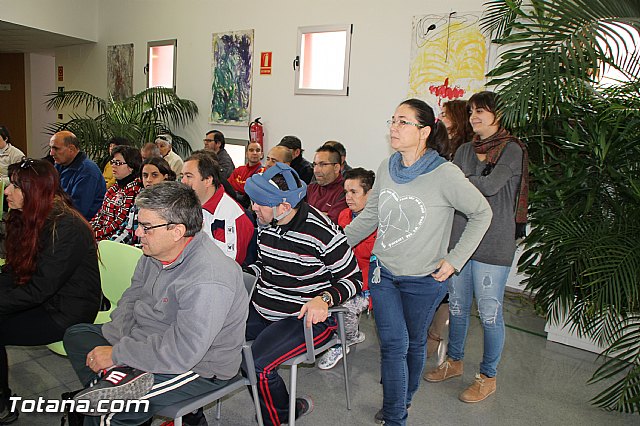 Presentan los muñecos que han realizado los usuarios del Centro de Da de Enfermedad Mental de Totana con motivo de la Navidad - 6