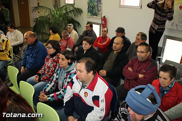 Presentan los muñecos que han realizado los usuarios del Centro de Da de Enfermedad Mental de Totana con motivo de la Navidad - 7