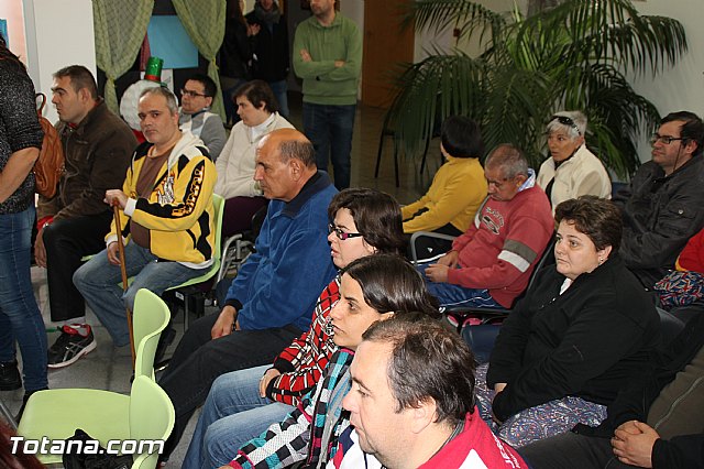 Presentan los muñecos que han realizado los usuarios del Centro de Da de Enfermedad Mental de Totana con motivo de la Navidad - 8