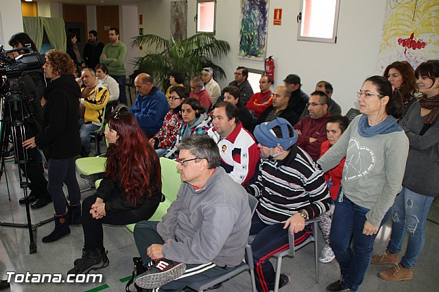 Presentan los muñecos que han realizado los usuarios del Centro de Da de Enfermedad Mental de Totana con motivo de la Navidad - 9