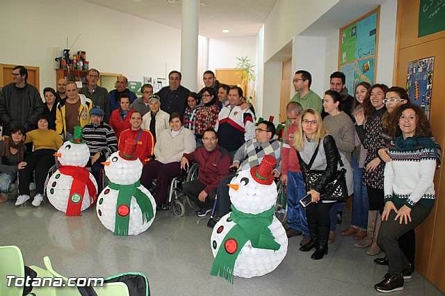 Presentan los muñecos que han realizado los usuarios del Centro de Da de Enfermedad Mental de Totana con motivo de la Navidad - 11