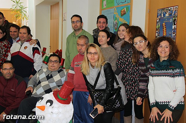 Presentan los muñecos que han realizado los usuarios del Centro de Da de Enfermedad Mental de Totana con motivo de la Navidad - 12