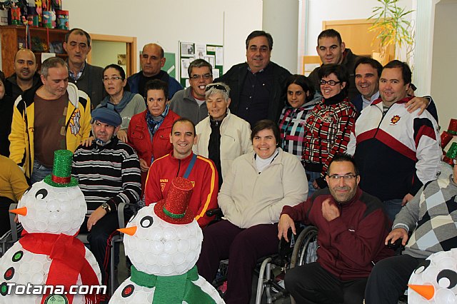 Presentan los muñecos que han realizado los usuarios del Centro de Da de Enfermedad Mental de Totana con motivo de la Navidad - 13