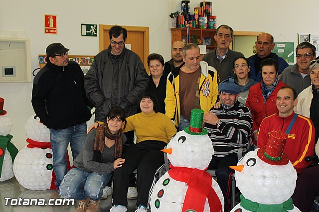 Presentan los muñecos que han realizado los usuarios del Centro de Da de Enfermedad Mental de Totana con motivo de la Navidad - 14