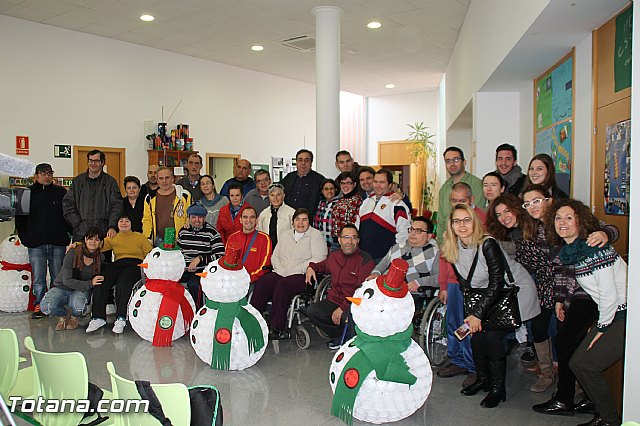 Presentan los muñecos que han realizado los usuarios del Centro de Da de Enfermedad Mental de Totana con motivo de la Navidad - 15