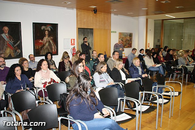 Profesionales implicados en la lucha contra la violencia de gnero se renen en Totana - 9