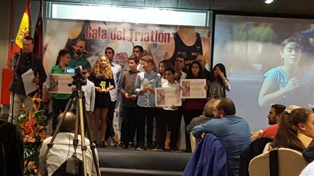 Noem Caja y Thomas Bonsack, del Club Totana Triathlon, premiados en la Gala de Triatlon Regin de Murcia - 3