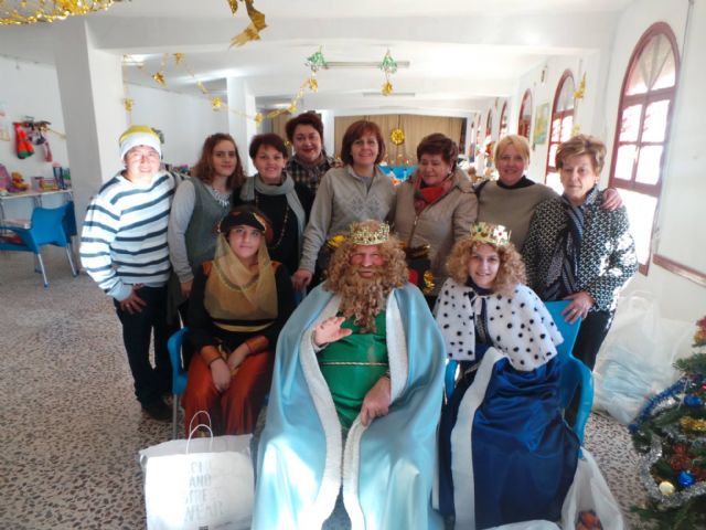 Los Reyes Magos visitaron esta mañana Critas Tres Avemaras - 8