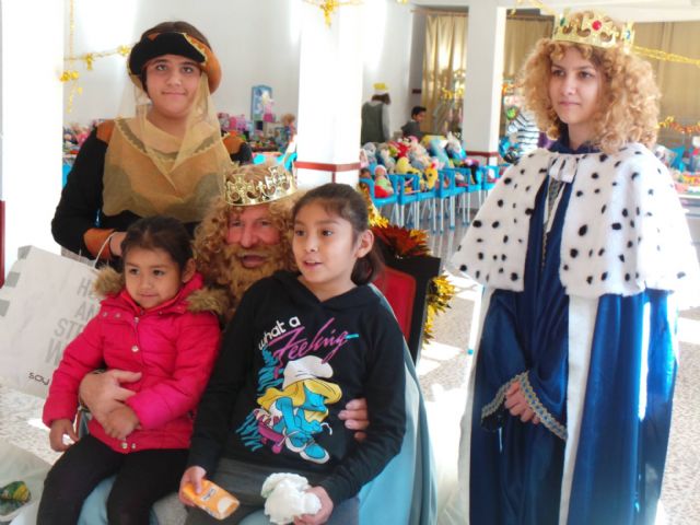 Los Reyes Magos visitaron esta mañana Critas Tres Avemaras - 14