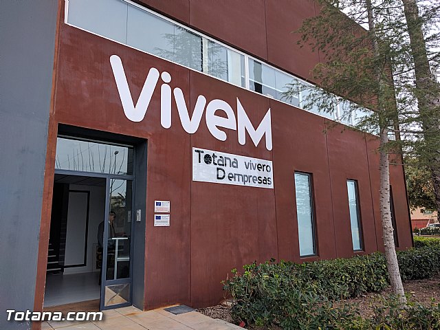 El Ayuntamiento suscribe dos nuevos contratos con empresarios para que se instalen en las dependencias del Vivero de Empresas de Totana 