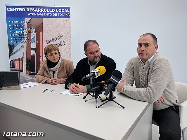 El Ayuntamiento suscribe dos nuevos contratos con empresarios para que se instalen en las dependencias del Vivero de Empresas de Totana 