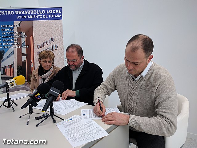 El Ayuntamiento suscribe dos nuevos contratos con empresarios para que se instalen en las dependencias del Vivero de Empresas de Totana 