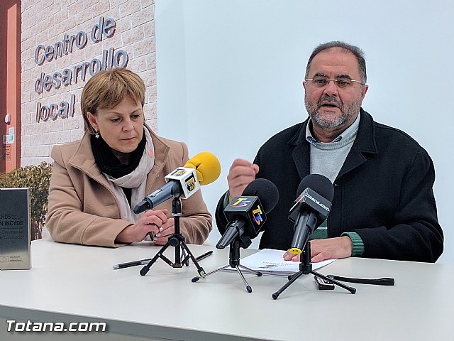 El Ayuntamiento suscribe dos nuevos contratos con empresarios para que se instalen en las dependencias del Vivero de Empresas de Totana 