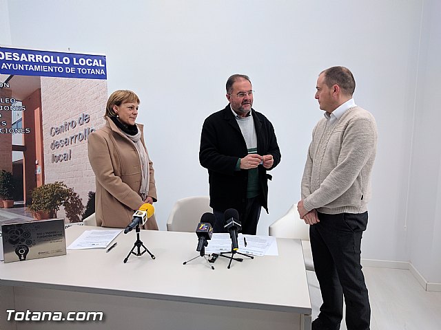 El Ayuntamiento suscribe dos nuevos contratos con empresarios para que se instalen en las dependencias del Vivero de Empresas de Totana 