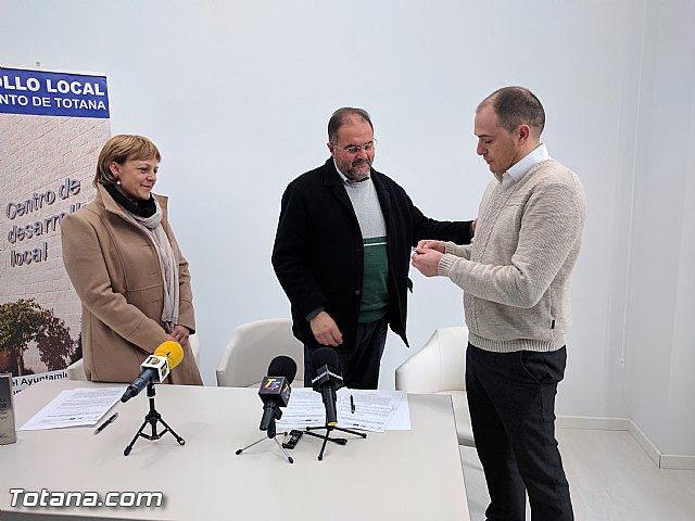 El Ayuntamiento suscribe dos nuevos contratos con empresarios para que se instalen en las dependencias del Vivero de Empresas de Totana 