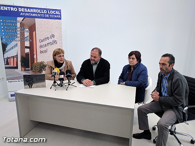 El Ayuntamiento suscribe dos nuevos contratos con empresarios para que se instalen en las dependencias del Vivero de Empresas de Totana 