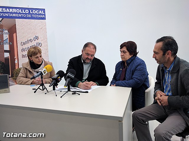 El Ayuntamiento suscribe dos nuevos contratos con empresarios para que se instalen en las dependencias del Vivero de Empresas de Totana 