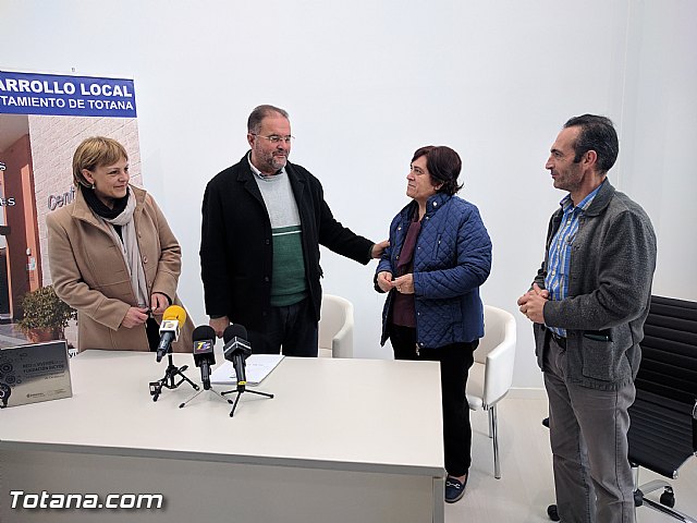 El Ayuntamiento suscribe dos nuevos contratos con empresarios para que se instalen en las dependencias del Vivero de Empresas de Totana 