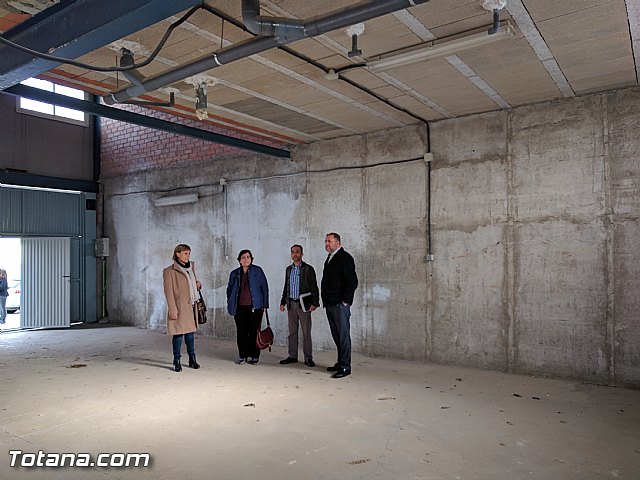 El Ayuntamiento suscribe dos nuevos contratos con empresarios para que se instalen en las dependencias del Vivero de Empresas de Totana 