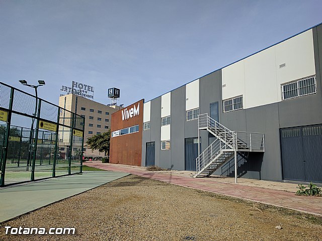 El Ayuntamiento suscribe dos nuevos contratos con empresarios para que se instalen en las dependencias del Vivero de Empresas de Totana 