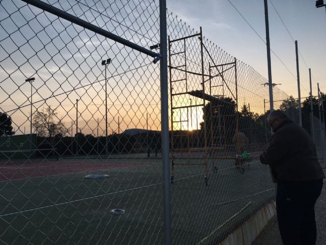 Acometen trabajos de renovacin del vallado perimetral en las dos pistas de tenis del Polideportivo Municipal 