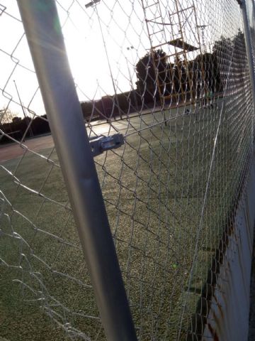 Acometen trabajos de renovacin del vallado perimetral en las dos pistas de tenis del Polideportivo Municipal 