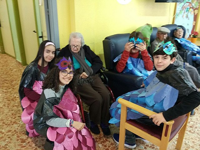 Alumnado del Prado Mayor compartieron el carnaval con los abuelos y abuelas de la Residencia 