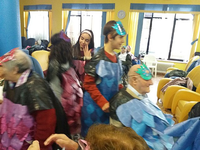 Alumnado del Prado Mayor compartieron el carnaval con los abuelos y abuelas de la Residencia 