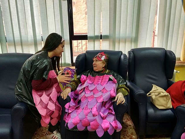 Alumnado del Prado Mayor compartieron el carnaval con los abuelos y abuelas de la Residencia 