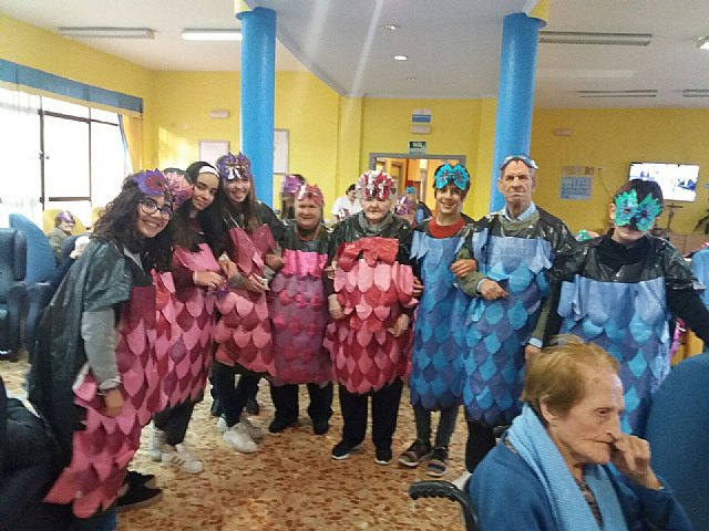 Alumnado del Prado Mayor compartieron el carnaval con los abuelos y abuelas de la Residencia 