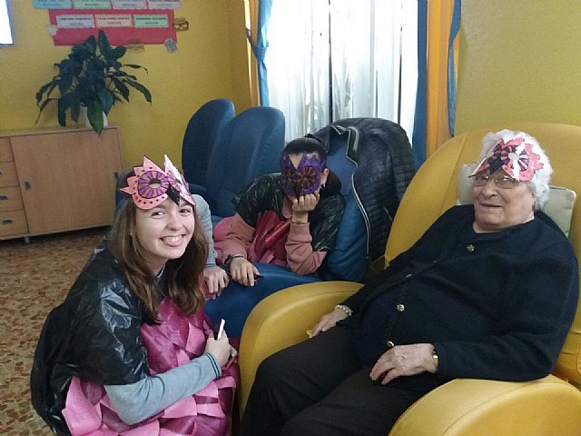 Alumnado del Prado Mayor compartieron el carnaval con los abuelos y abuelas de la Residencia 