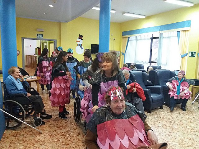 Alumnado del Prado Mayor compartieron el carnaval con los abuelos y abuelas de la Residencia 