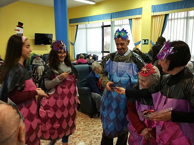 Alumnado del Prado Mayor compartieron el carnaval con los abuelos y abuelas de la Residencia 